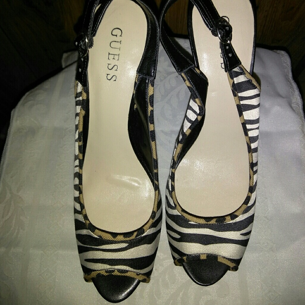 GUESS - Picture 4 of 5